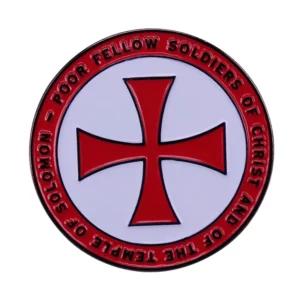Broche ronde en métal à croix templière rouge sur fond clair, inscription circulaire