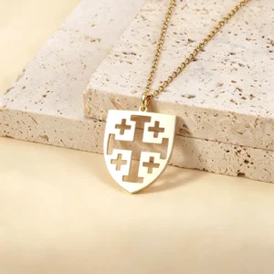 Collier doré à pendentif bouclier ajouré de la croix de Jérusalem et de quatre petites croix