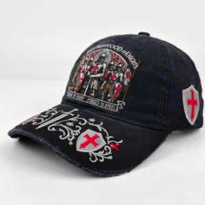 Casquette noire brodée de chevaliers à croix rouges, visière ornée et écusson latéral