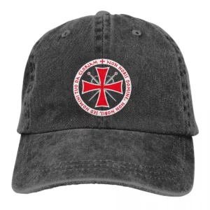 Casquette noire délavée avec croix templière rouge, épées et devise latine sur le devant