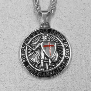 Pendentif argenté rond avec chevalier en relief et bouclier à croix rouge