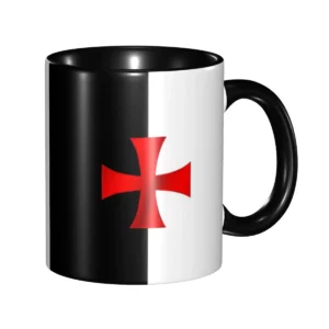Tasse templière en céramique noire et blanche, croix rouge centrale, anse noire