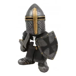 Figurine de chevalier nain gris foncé avec casque, tunique noire à croix blanche et bouclier à croix sombre