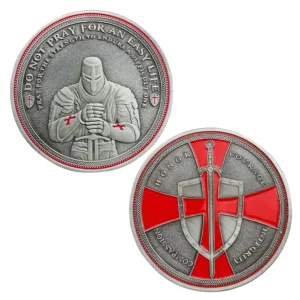 Deux faces d’une pièce templière grise : chevalier en armure et bouclier à croix rouge